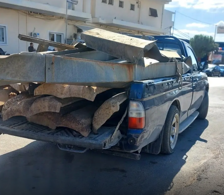 Υπαλληλος καλούσε στο τηλέφωνο τους συλληφθέντες και τους έδινε οδηγίες για το σημείο, απ'όπου θα μπορούσαν να αρπάξουν μέταλλα για να τα πουλήσουν ως σκραπ, με αντάλλαγμα χρήματα. Το φορτίο κατασχέθηκε και αποδόθηκε σε αρμόδιο υπάλληλο.