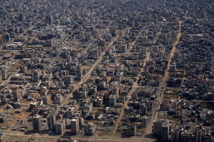 Τα κατεστραμμένα κτίρια φαίνονται μέσα από το παράθυρο ενός αεροπλάνου από την Πολεμική Αεροπορία των ΗΠΑ που πετά πάνω από τη Λωρίδα της Γάζας, Πέμπτη, 14 Μαρτίου 2024. 