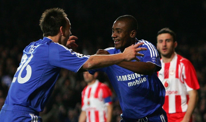 Ο Ιβοριανός επιθετικός της Chelsea, Salomon Kalou πανηγυρίζει γκολ εναντίον του Ολυμπιακού με τον Άγγλο αμυντικό της Chelsea, John Terry.