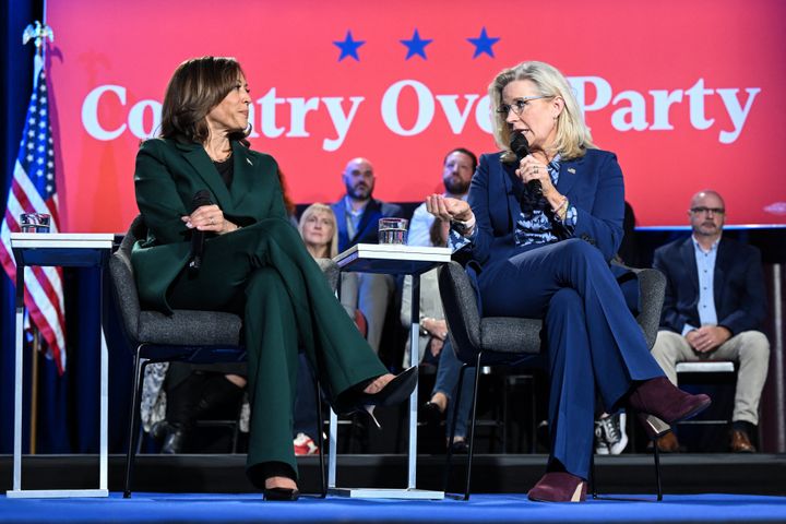 Während sie diese Woche Vizepräsidentin Kamala Harris in einem Vorort von Detroit unterstützte, forderte die ehemalige republikanische Abgeordnete Liz Cheney die Menschen dazu auf "Sie wählten ihr Gewissen" Auch wenn es bedeutet, niemandem zu sagen, wen er wählen soll.