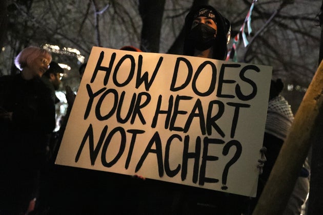 ΛΟΝΔΙΝΟ, ΑΓΓΛΙΑ - 24 ΟΚΤΩΒΡΙΟΥ: Διαδηλωτές κρατούν ένα πλακάτ που γράφει 