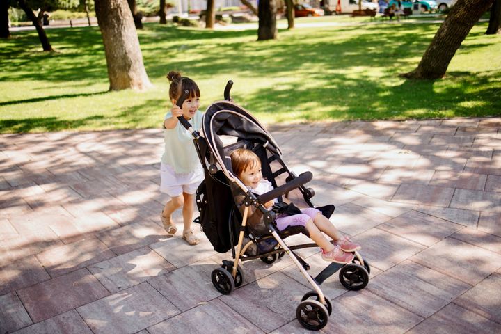 Un frère ou une sœur aîné peut être chargé de s'occuper des enfants plus jeunes.