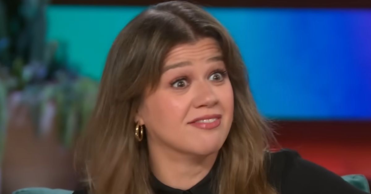 Kelly Clarkson Gets Hot And Bothered After Being Surprised By A Sexy Photo Of Guest