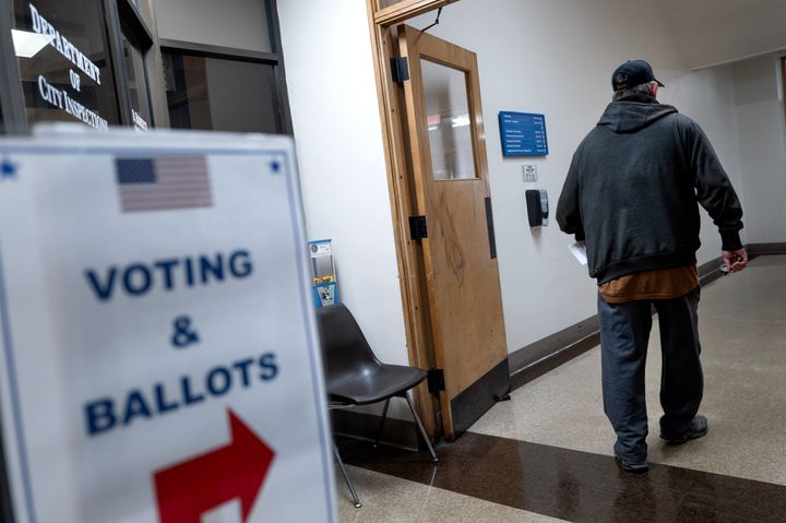 Eine am Montag veröffentlichte Umfrage von USA Today und der Suffolk University ergab, dass Trump bei den Männern landesweit mit 16 % vor Harris liegt. Harris hat mit 17 % einen nahezu identischen Vorsprung bei den weiblichen Wählern, die die Demokratin bevorzugen.