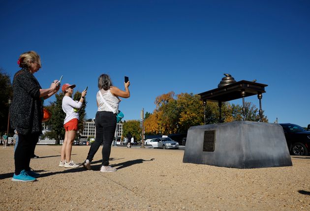 首都ワシントンD.C.に出現した記念碑を撮影する人たち（2024年10月24日）