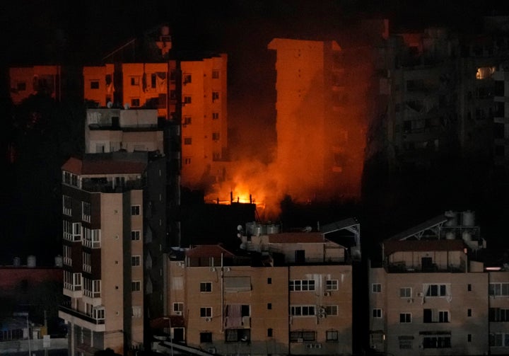 Φωτιά μετά από βομβαρδισμό σε γειτονιά της Βηρυτού (25 Οκτωβρίου 2024)