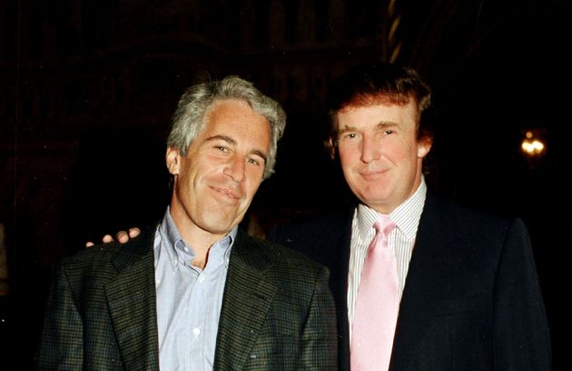 （左から）エプスタインとトランプ氏（1997年に撮影）