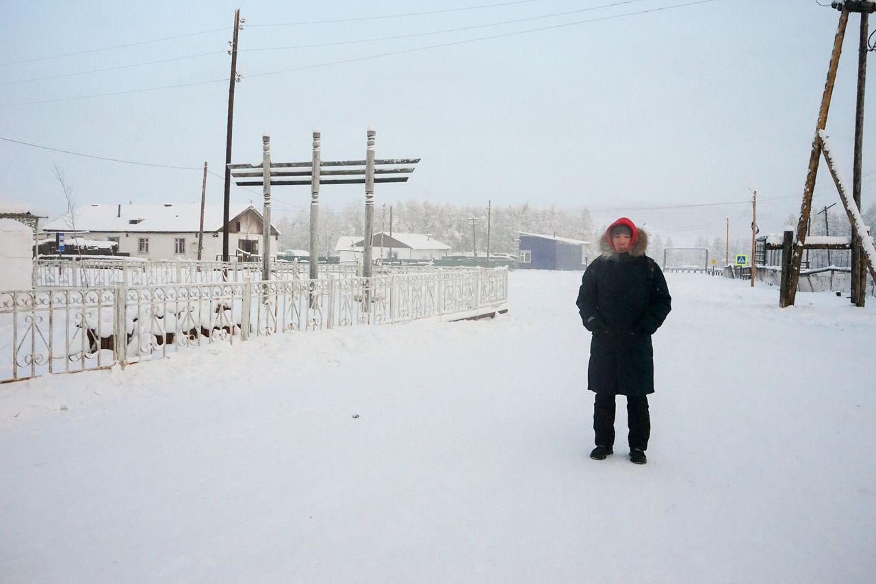 Oymyakon, ΡΩΣΙΑ - 24 ΔΕΚΕΜΒΡΙΟΥ: Ένας άνδρας φοράει χοντρά ρούχα καθώς η θερμοκρασία έπεσε στους -60 βαθμούς Κελσίου.