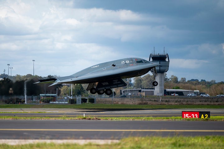 Αμερικανικό B-2 Spirit απογειώνεται από βάση στην Αυστραλία (Staff Sgt. Whitney Erhart/U.S. Air National Guard via AP)