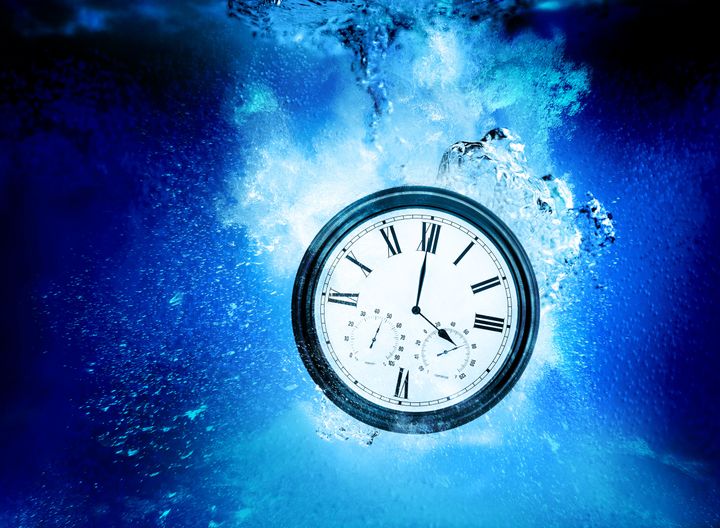 Clock at four o'clock underwater