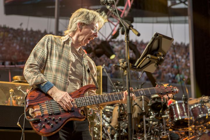 Ο Phil Lesh με τους Grateful Dead, 4 Ιουλίου 2015, Σικάγο. (Photo by Jay Blakesberg/Invision for the Grateful Dead/AP Images)