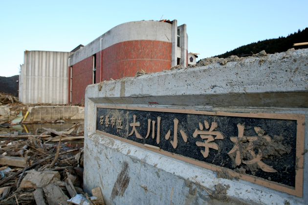 大津波で多くの児童が亡くなった石巻市立大川小学校（宮城県石巻市釜谷）＝2011年3月28日撮影