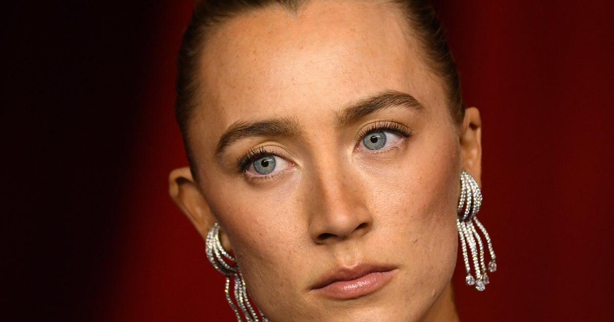 NextImg:Saoirse Ronan Masterfully Silences Male Hollywood Stars Over Problematic Joke