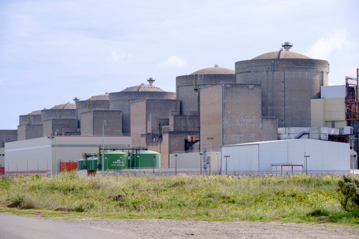 Ein Blick auf das Kernkraftwerk Gravelines in Gravelines, Nord, Frankreich. Mit einer Fläche des Kernkraftwerksgeländes von 150 Hektar und insgesamt 5.460 MW installierter Nettoleistung gehörte es im Jahr 2022 zu den Top 10 Kernkraftwerken der Welt. Das Kernkraftwerk Gravelines verfügt über 6 Druckwasserreaktoren mit eine Kapazität von 900 Reaktoren. M.Wir. Im Jahr 2022 wurden 28,2 TWh CO2-armer Strom produziert, was 61 % des jährlichen Stromverbrauchs in Hauts-de-France entspricht.