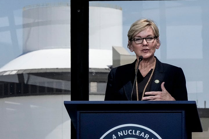 Jennifer Granholm, Energieministerin der Biden-Regierung, spricht bei der Besichtigung des dritten Reaktors am 31. Mai in Waynesboro, Georgia. Granholm besuchte einen neu fertiggestellten Kernreaktor im Kraftwerk Alvin W. Vogtle.