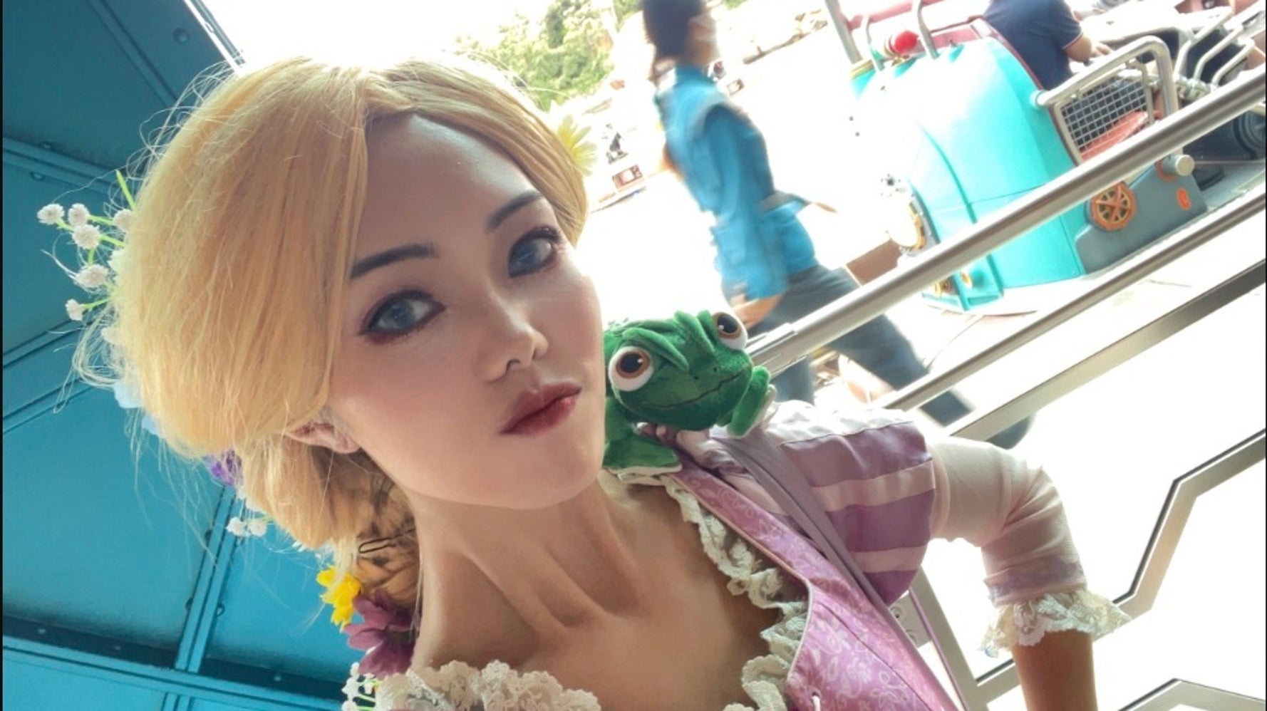 ディズニーシーに根元から髪が光るラプンツェルが。 完成度の高い仮装 