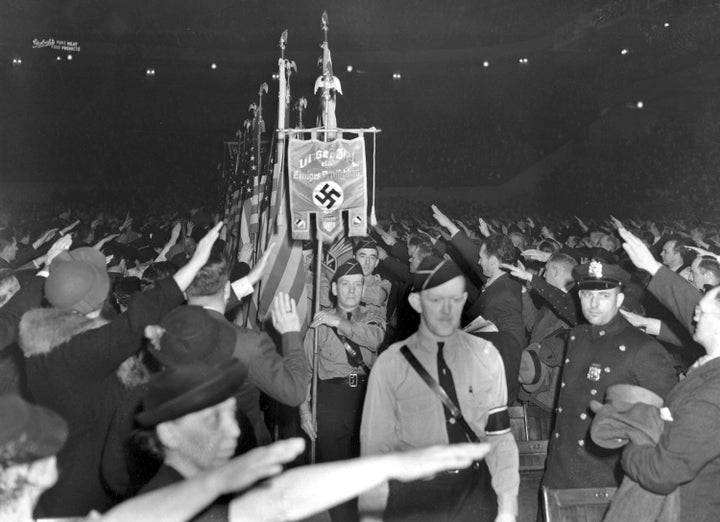 Die Menge antwortet mit einem Hitlergruß, als uniformierte Mitglieder der Deutsch-Amerikanischen Farbgarde am 20. Februar 1939 zu einer Kundgebung im Madison Square Garden in New York marschieren.