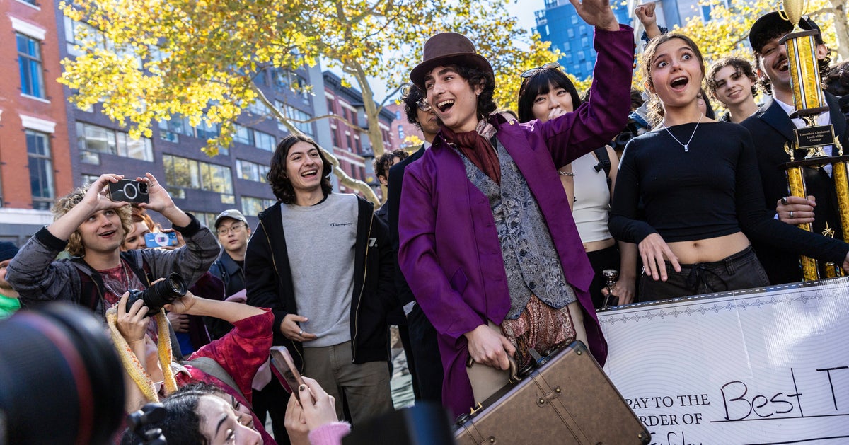 NextImg:Timothée Chalamet Crashes His Own Look-alike Contest After Police Shut Down Crowded Event