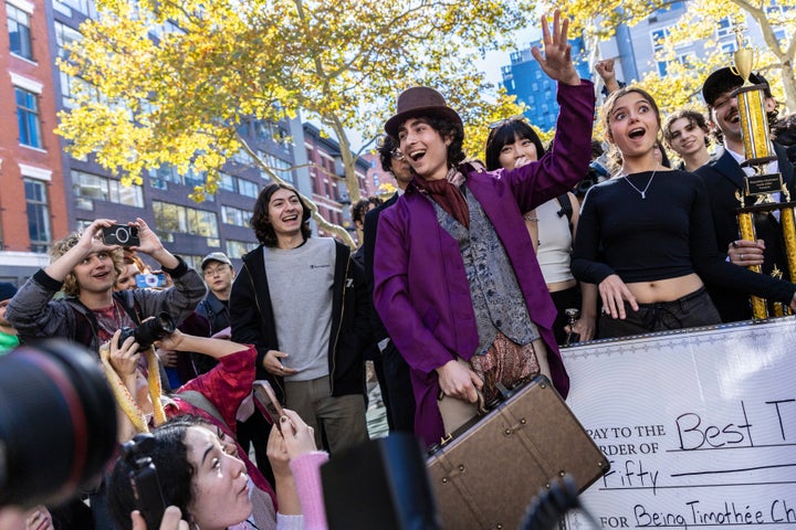 Miles Mitchell, 21, Gewinner des Timothée-Chalamet-Lookalike-Wettbewerbs in der Nähe des Washington Square Park, Sonntag, 27. Oktober 2024, in New York. (AP Photo/Stefan Jeremiah)