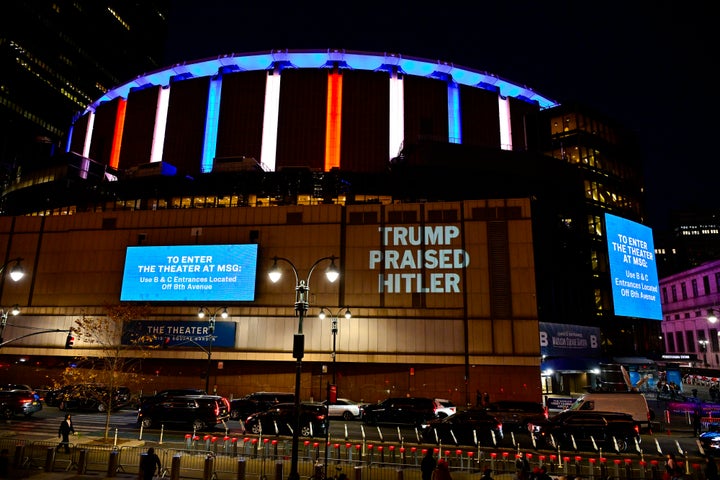 Das Democratic National Committee projizierte während der Kundgebung des republikanischen Kandidaten in New York City Anti-Trump-Reden auf den Madison Square Garden.