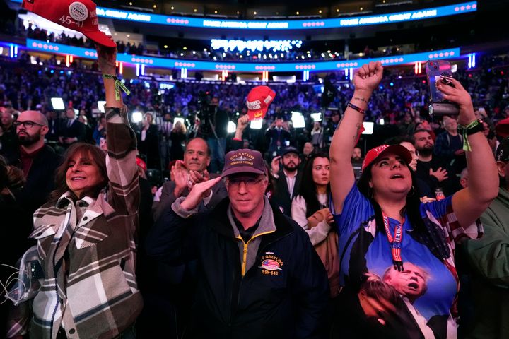 Teilnehmer jubeln bei einer Wahlkampfveranstaltung für den republikanischen Präsidentschaftskandidaten und ehemaligen Präsidenten Donald Trump im Madison Square Garden am Sonntag, 27. Oktober 2024, in New York. (AP Photo/Julia Demaree Nickinson)