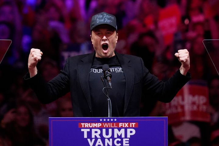 Elon Musk spricht vor dem republikanischen Präsidentschaftskandidaten, dem ehemaligen Präsidenten Donald Trump, bei einer Wahlkampfveranstaltung im Madison Square Garden am Sonntag, 27. Oktober 2024, in New York. (AP Photo/Evan Vucci)