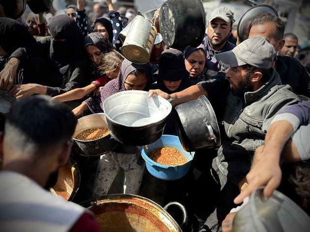 Παλεύοντας για λίγο φαγητό από τα συσσίτια ΜΚΟ στην Χαν Γιουνίς (28 Οκτωβρίου 2024)