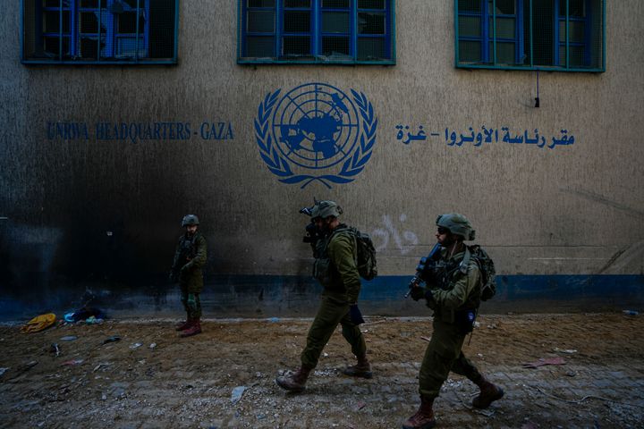 Ισραηλινοί στρατιώτες στα κεντρικά της UNRWA στην Γάζα (8 Απριλίου 2024) 