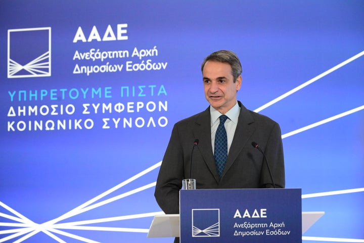 Την πρόθεση του να συνεχιστεί η μείωση της φόρων όσο αυξάνονται τα δημόσια έσοδα τόνισε ο πρωθυπουργός κατά την τελετή εγκαινίων του νέου κτιρίου της ΑΑΔΕ