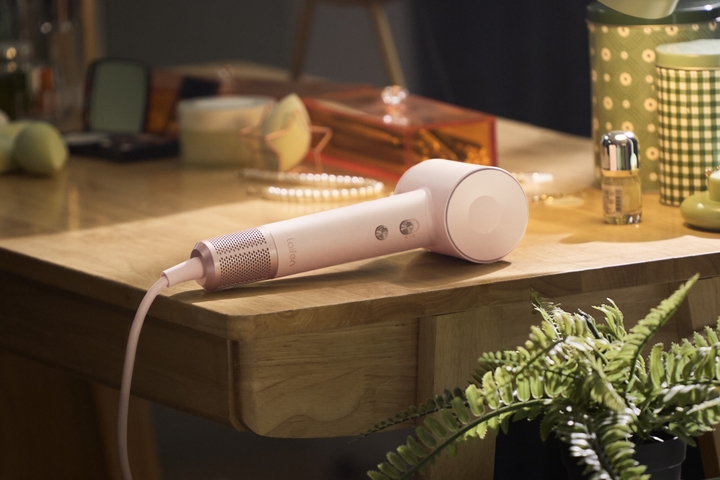 The three-color LED on the Laifen hair dryer displays three illuminated color controls: red for hot airflows, yellow for warm airflows and blue for cold airflows.