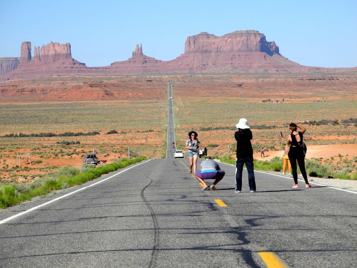 Un lieu à Monument Valley, dans l'Utah, où des centaines de personnes du monde entier sont venues reconstituer une scène de « Forrest Gump » dans laquelle Forrest abandonne sa course à travers l'Amérique.