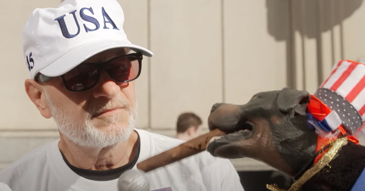 NextImg:Triumph The Insult Comic Dog Burns Trump Fan With Fake Apology Punch Line