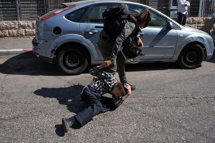 Ένας Ισραηλινός αστυνομικός συγκρούεται με έναν υπερορθόδοξο Εβραίο κατά τη διάρκεια μιας διαμαρτυρίας ενάντια σε έναν πιθανό νέο στρατολογικό νόμο που θα μπορούσε να τερματίσει τις εξαιρέσεις τους από τη στρατιωτική θητεία στην Ιερουσαλήμ, Τετάρτη 21 Αυγούστου 2024. (AP Photo/Ohad Zwigenberg)