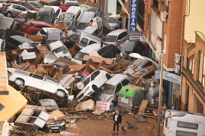 Βαλένθια, 30 Οκτωβρίου: Δεκάδες αυτοκίνητα το ένα πάνω στο άλλο, μετά το καταστροφικό καιρικό φαινόμενο που άφησε πίσω του δεκάδες νεκρούς και ολόκληρες πόλεις θαμμένες κάτω από τόνους νερού και λάσπης.