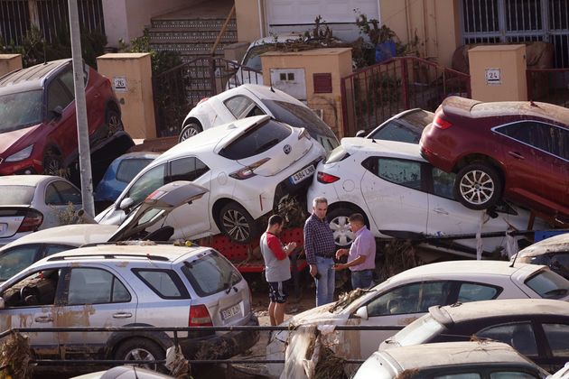 Οι αρχές επιχειρούν να απομακρύνουν κατεστραμμένα οχήματα.