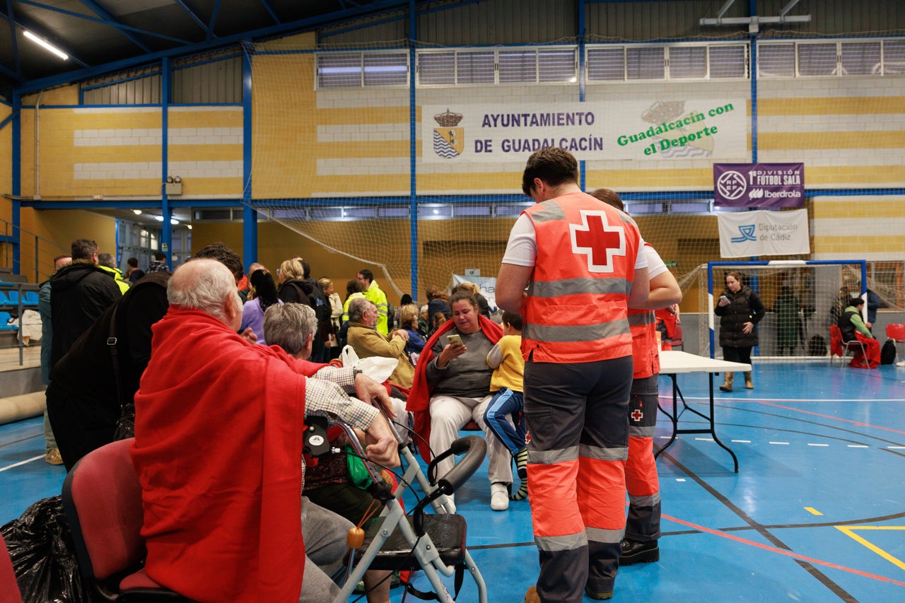 Άνθρωποι φτάνουν στο γυμναστήριο του δήμου Guadalcacín μετά τις φονικές πλημμύρες στην Ισπανία.