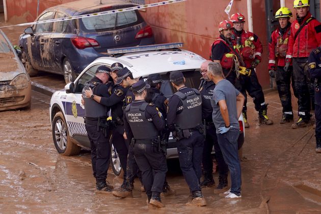 Αστυνομικοί συντετριμμένοι ανασύρουν σορούς από αυτοκίνητα μετά τις φονικές πλημμύρες στη Βαλένθια - 31 Οκτωβρίου 2024