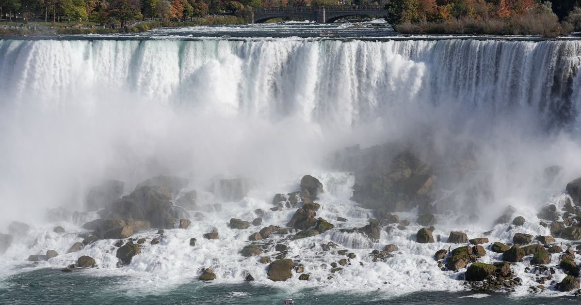 Mother Intentionally Jumps Over Niagara Falls With Her 2 Children, Police Say