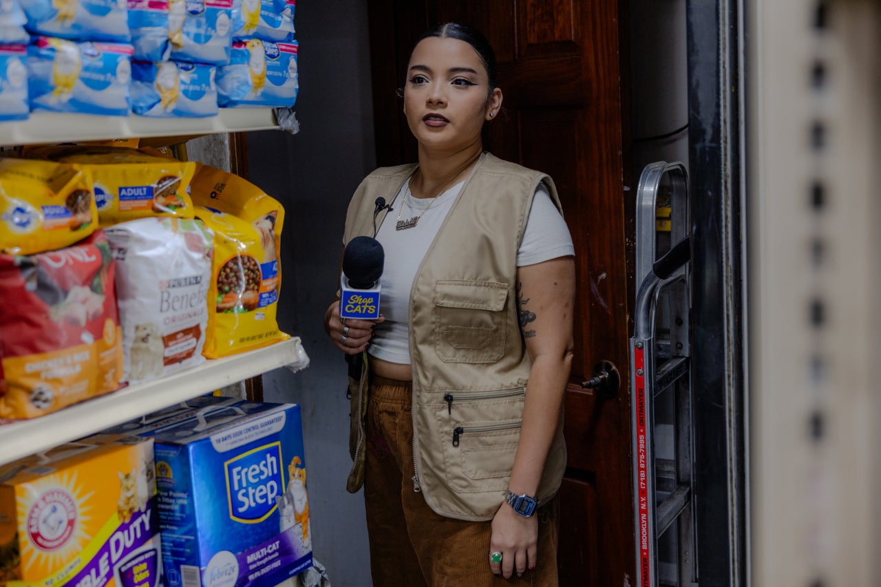 Gastgeberin Micheladonna sucht in einer Bodega in Williamsburg, Brooklyn, nach einer Katze.