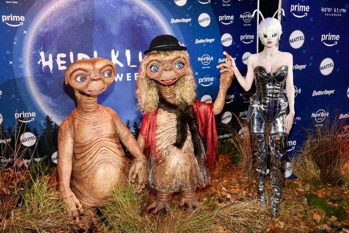 （左から）E.T.に扮したトム・カウリッツさんとハイディ・クルムさん（2024年10月31日）