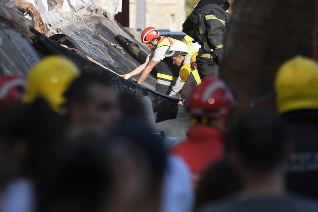 Διασώστες αναζητούν αγνοούμενους έπειτα από την κατάρρευση οροφής στην σερβική πόλη Νόβι Σαντ.