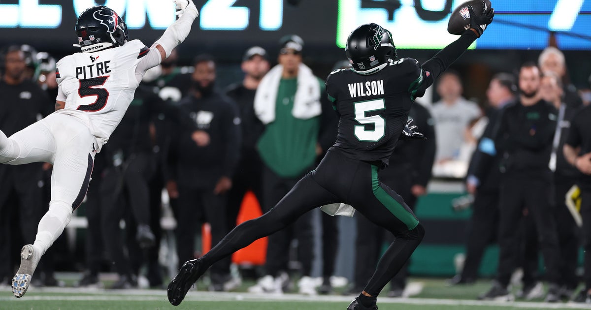 NextImg:Believe Aaron Rodgers When He Says This Jet's One-Handed Catch Is 'Unbelievable'