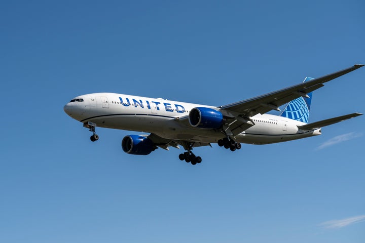 A United Airlines Boeing 777-222ER approaches London Heathrow Airport.