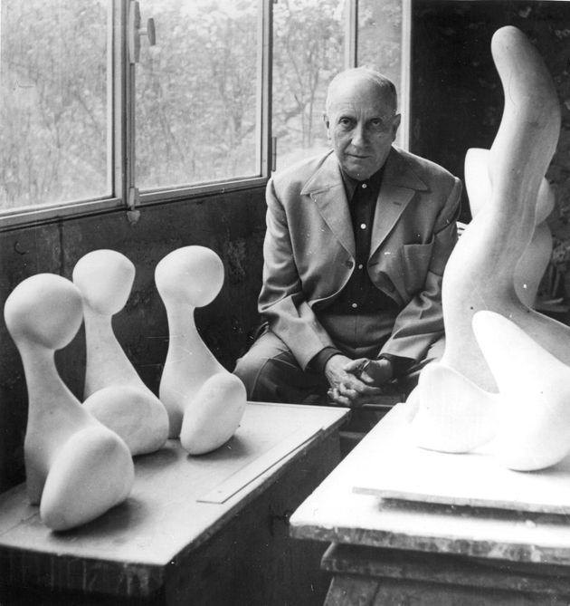 Ο Hans Arp στο εργαστήριό του με τρία γύψινα αντίτυπα του έργου Ονειρικό ζώο, π. 1963 © Stiftung Arp e.V., Berlin/Rolandswerth / VG Bild-Kunst, Bonn / ΟΣΔΕΕΤΕ, Αθήνα 2024, Άγνωστος φωτογράφος