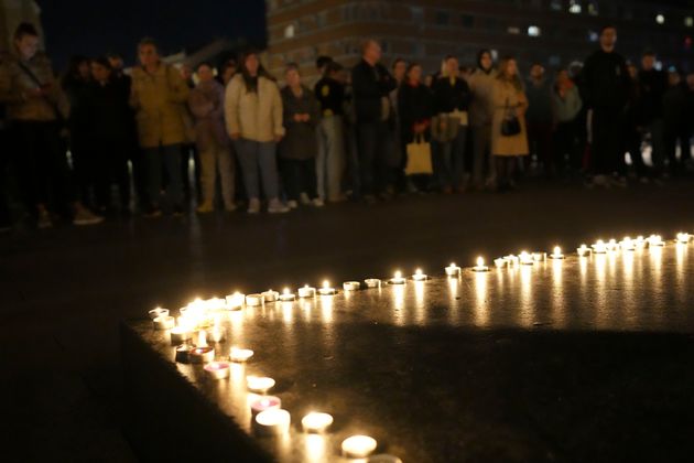 Άνθρωποι ανάβουν κεριά για τα θύματα μετά την κατάρρευση εξωτερικής στέγης σε σιδηροδρομικό σταθμό στο Νόβι Σαντ της Σερβίας, Παρασκευή 1 Νοεμβρίου 2024. (AP Photo/Darko Vojinovic)