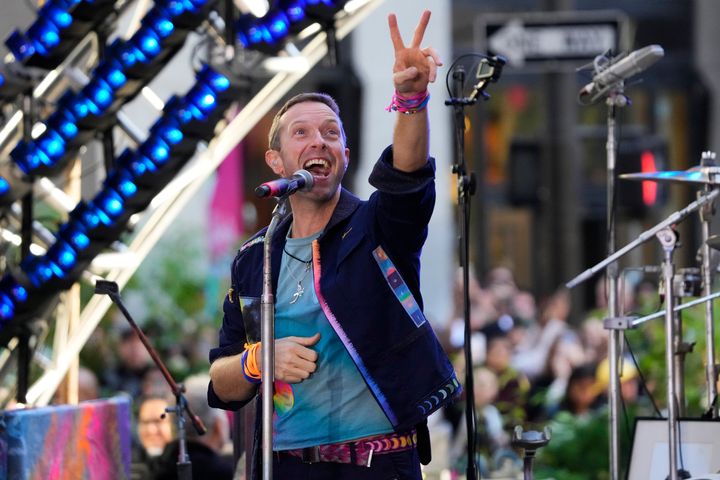 Ο Chris Martin των Coldplay, 8 Οκτωβρίου 2024, Νέα Υόρκη, Rockefeller Plaza. (Photo by Charles Sykes/Invision/AP)