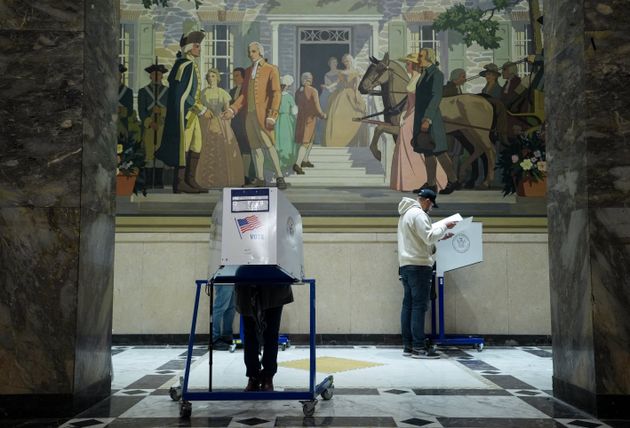 Ψηφοφόροι ασκούν το εκλογικό τους δικαίωμα, Μητροπολιτικό Μουσείο Τέχνης, Νέας Υόρκης (3 Νοεμβρίου 2024)