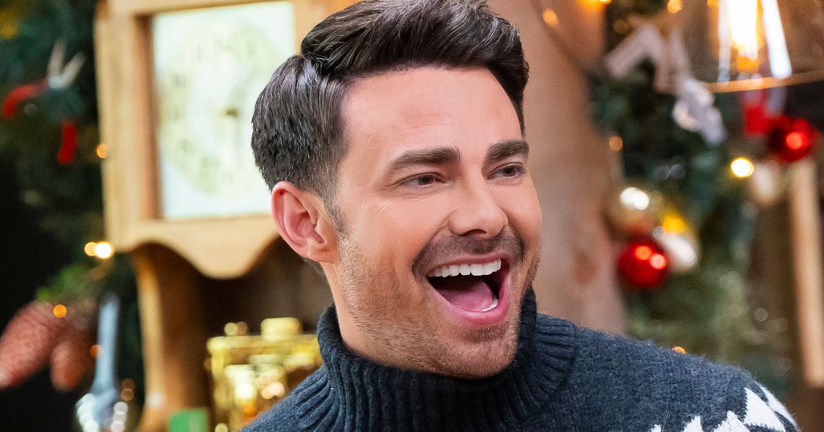 20 Years After 'Mean Girls,' Jonathan Bennett Is Finding New Ways To Make Fans Swoon