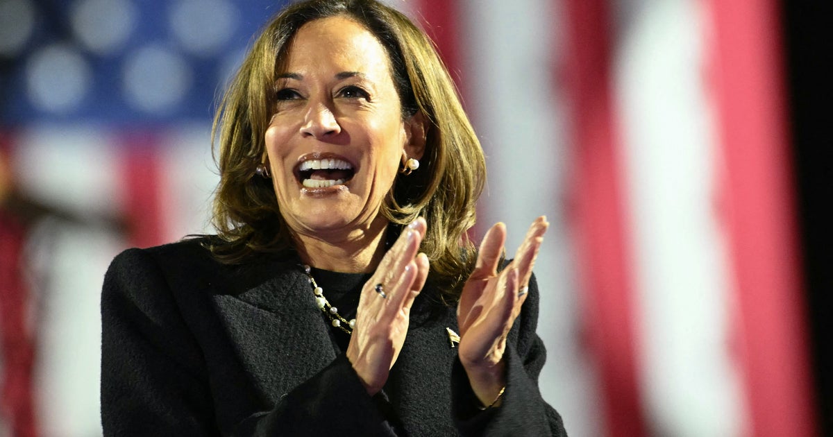 NextImg:Kamala Harris, Riding Last-Minute Momentum, Rallies Pennsylvania Supporters One Last Time