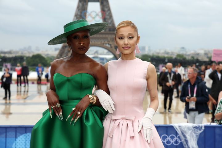 Cynthia Erivo (qui incarne Elphaba dans « Wicked ») et Ariana Grande (qui incarne Glinda) posent sur le tapis rouge avant la cérémonie d'ouverture des JO de Paris en juillet.